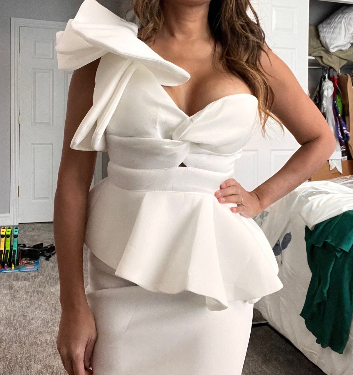 Size 4 One Shoulder White Cocktail Dress on Queenly