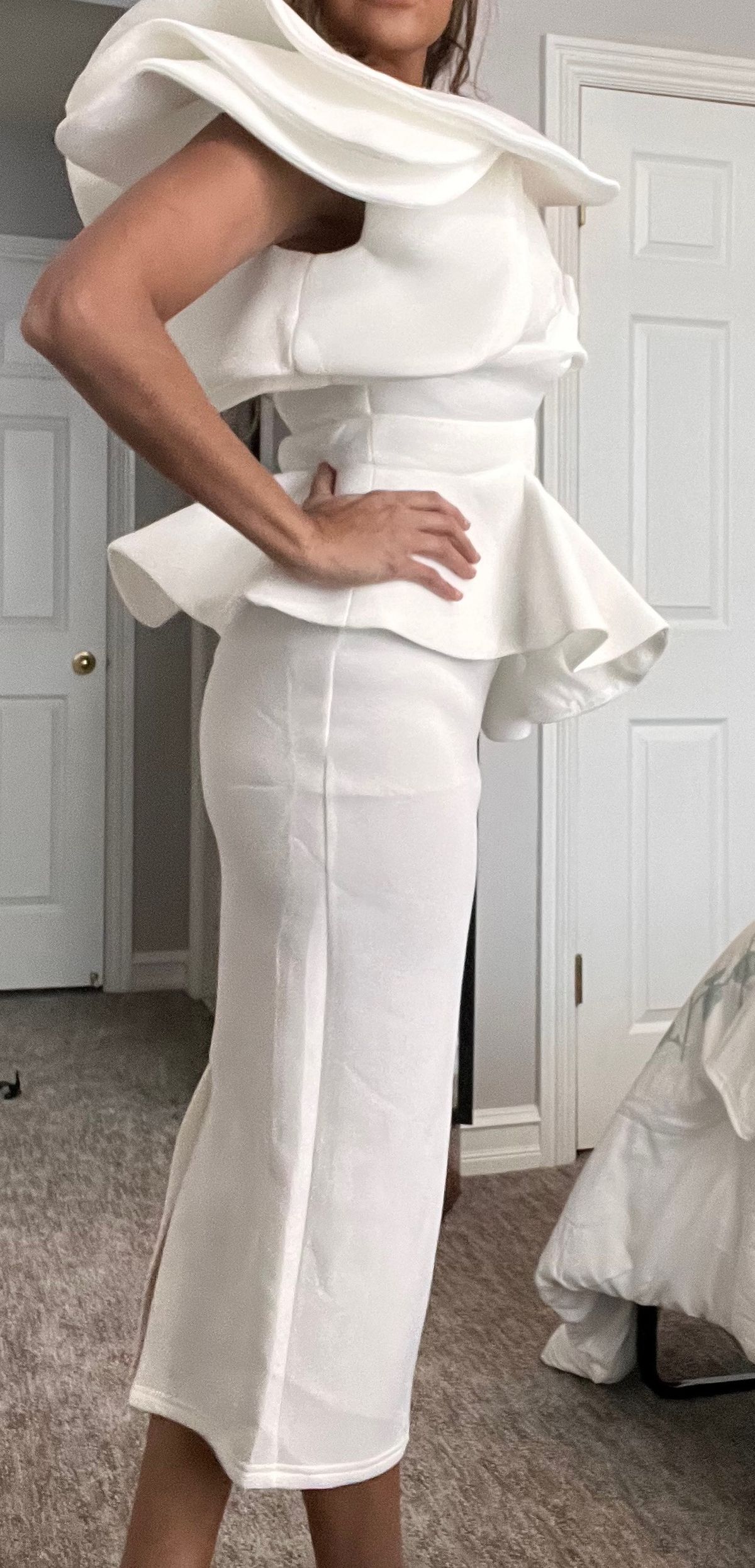 Size 4 One Shoulder White Cocktail Dress on Queenly