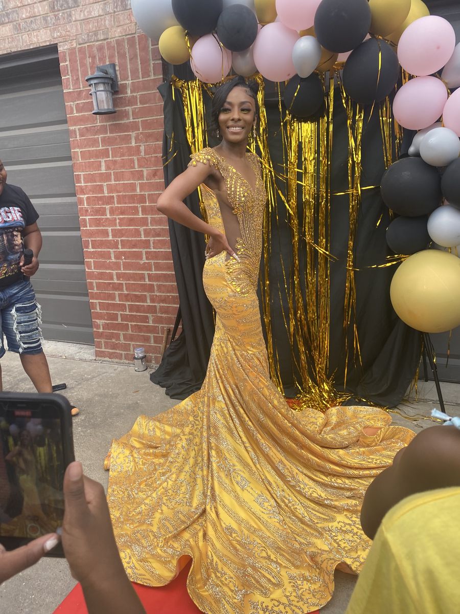 Size 0 Prom Gold Dress With Train on Queenly