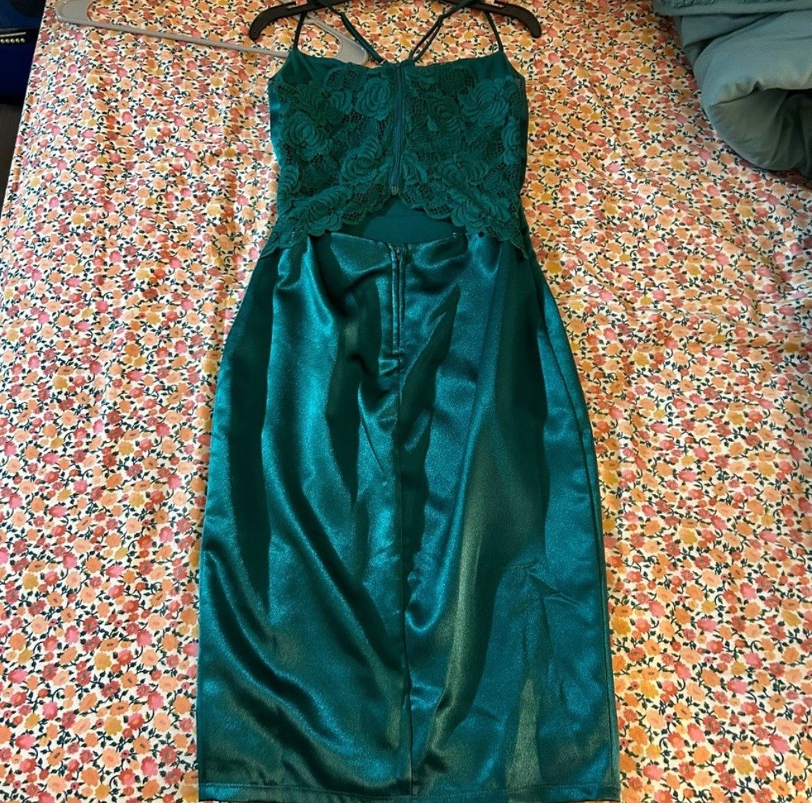 Size 0 Wedding Guest Emerald Green Side Slit Dress on Queenly