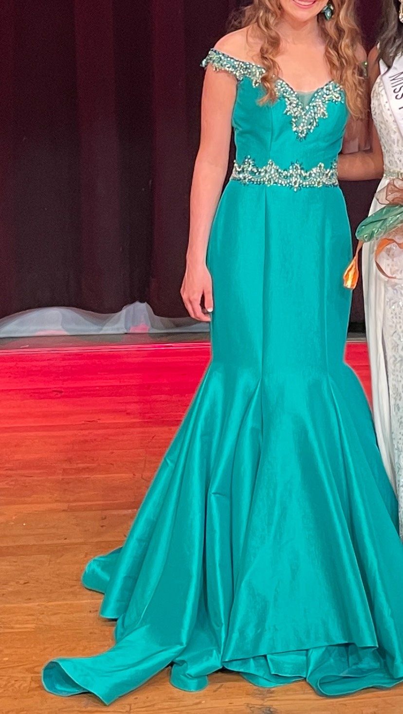 Size 2 Prom Off The Shoulder Sequined Green Mermaid Dress on Queenly