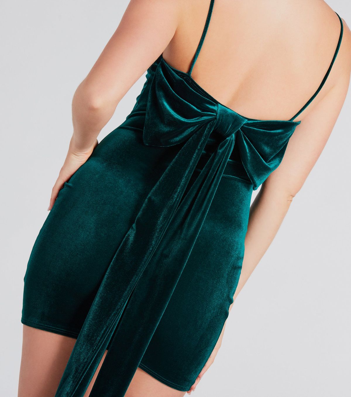 Style 05101-2651 Windsor Size M Nightclub Velvet Green Cocktail Dress on Queenly