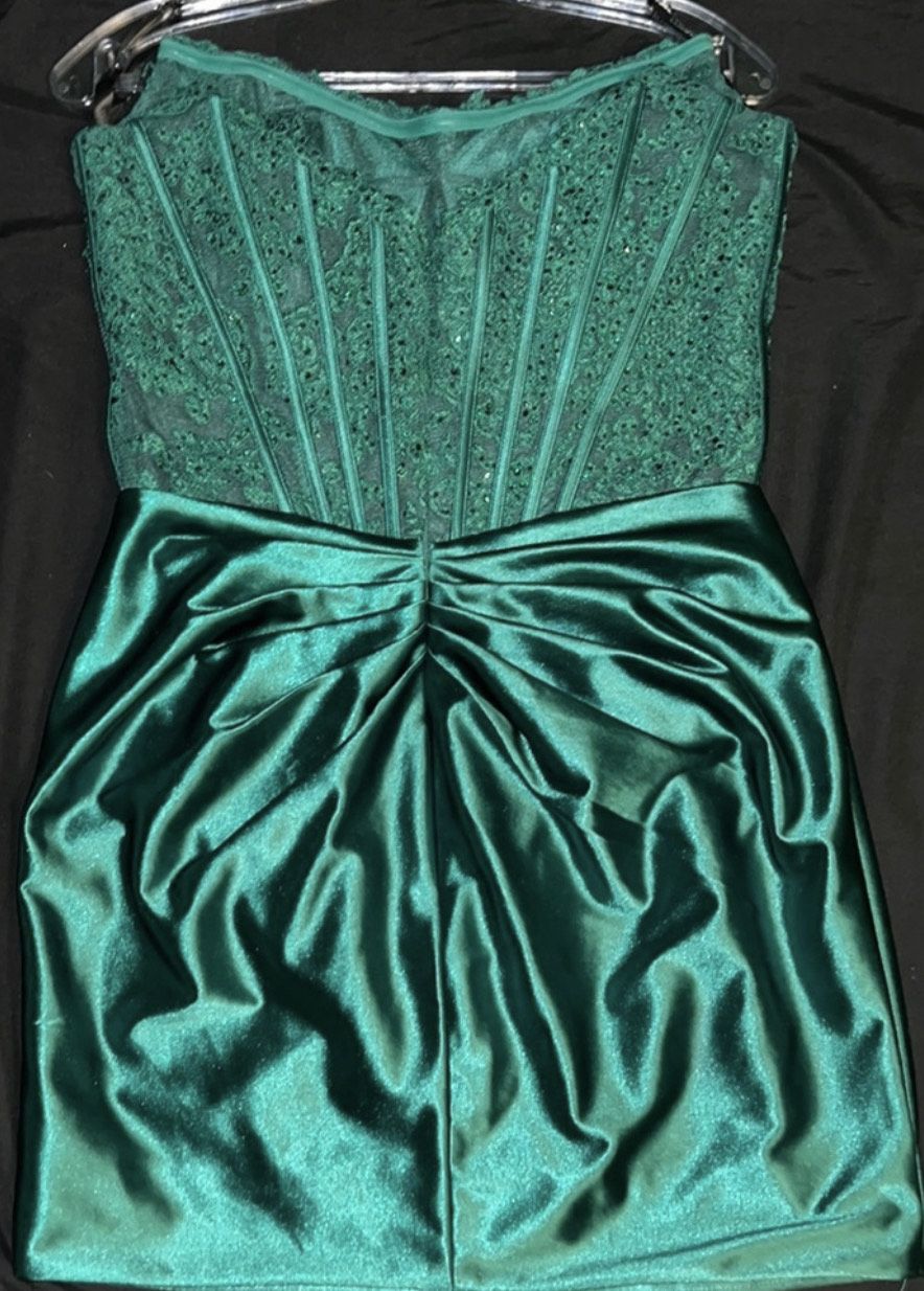 Style I don’t have the price tag. Sherri Hill Size 10 Homecoming Strapless Lace Emerald Green Cocktail Dress on Queenly
