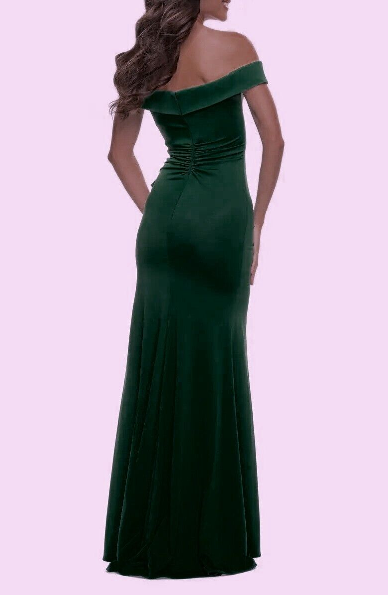 la femme Size 10 Off The Shoulder Emerald Green A-line Dress on Queenly