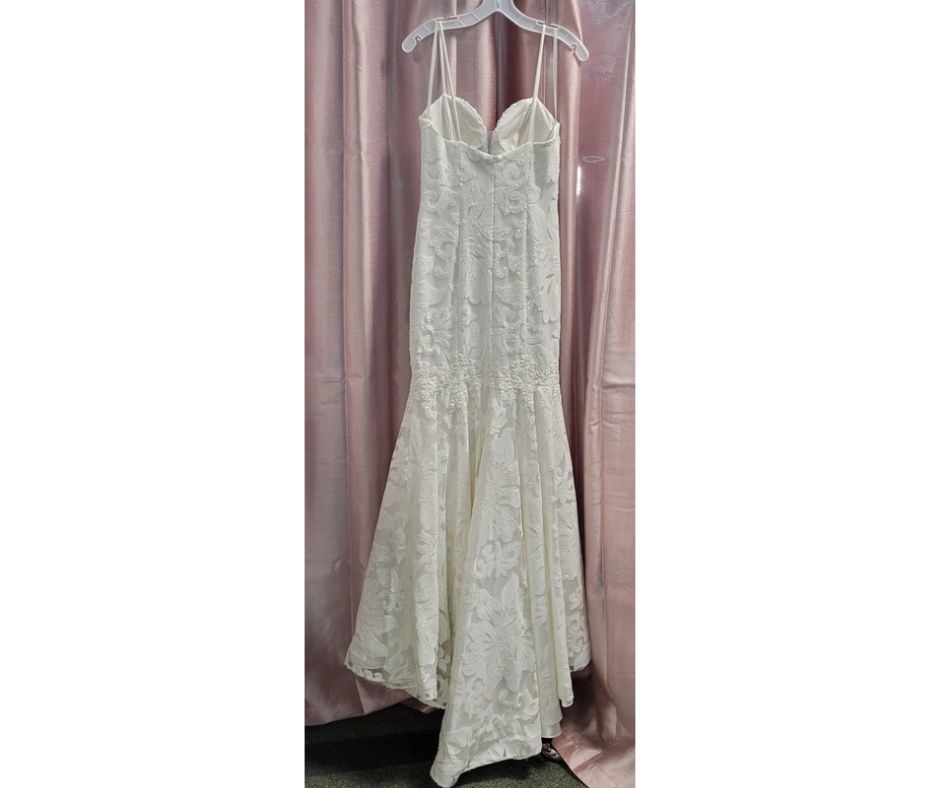 Dave and Johnny Size 4 White Mermaid Dress on Queenly