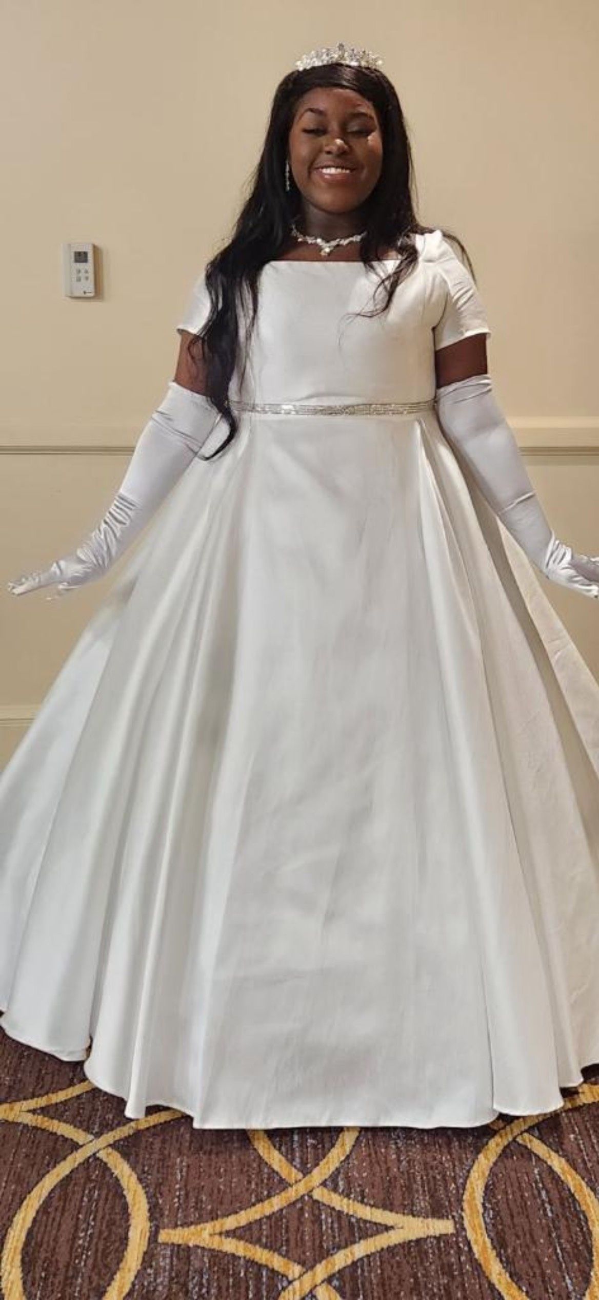 Size M Cap Sleeve White Ball Gown on Queenly