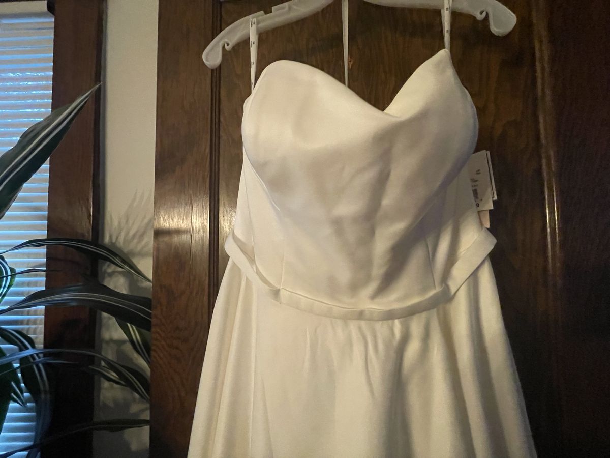 Style WG4017 David's Bridal Size 12 White A-line Dress on Queenly