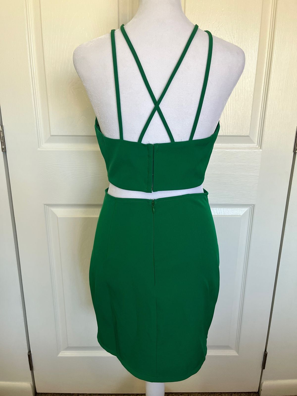 Size 4 Plunge Emerald Green Cocktail Dress on Queenly