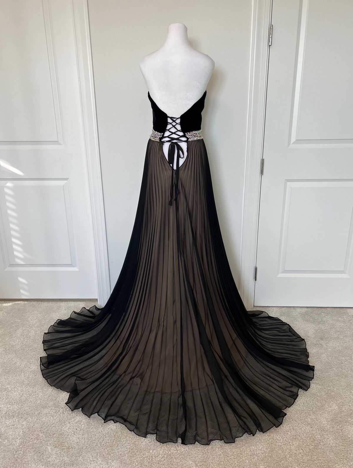 Size 0 Strapless Velvet Black Dress With Train on Queenly