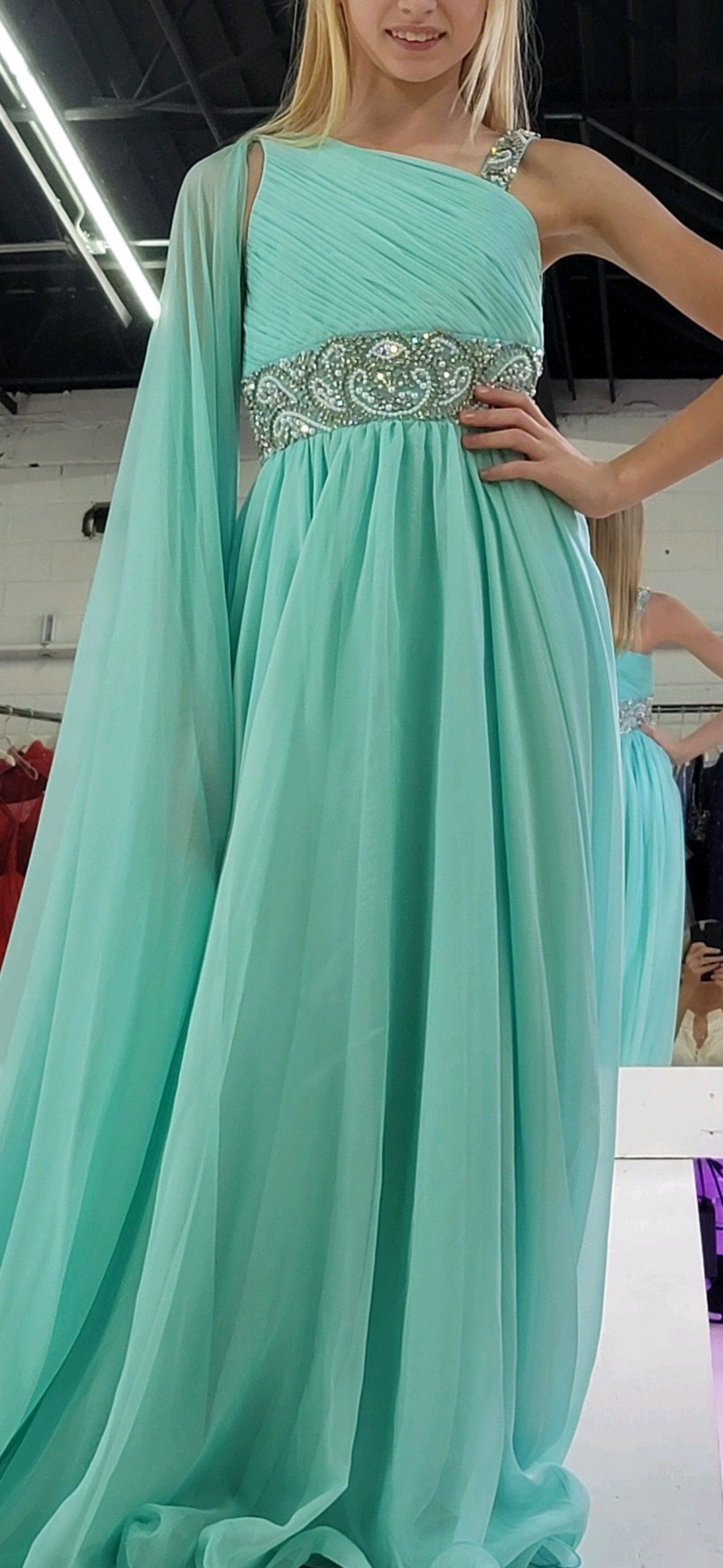 Ashley Lauren Girls Size 8 Prom Light Green A-line Dress on Queenly