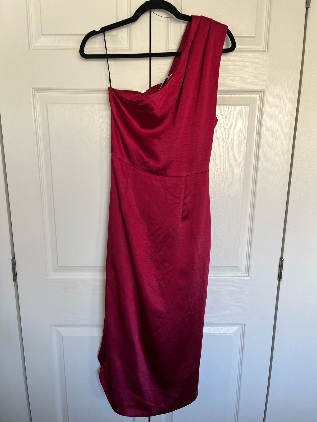 Elliatt Size M Homecoming One Shoulder Red Cocktail Dress on Queenly