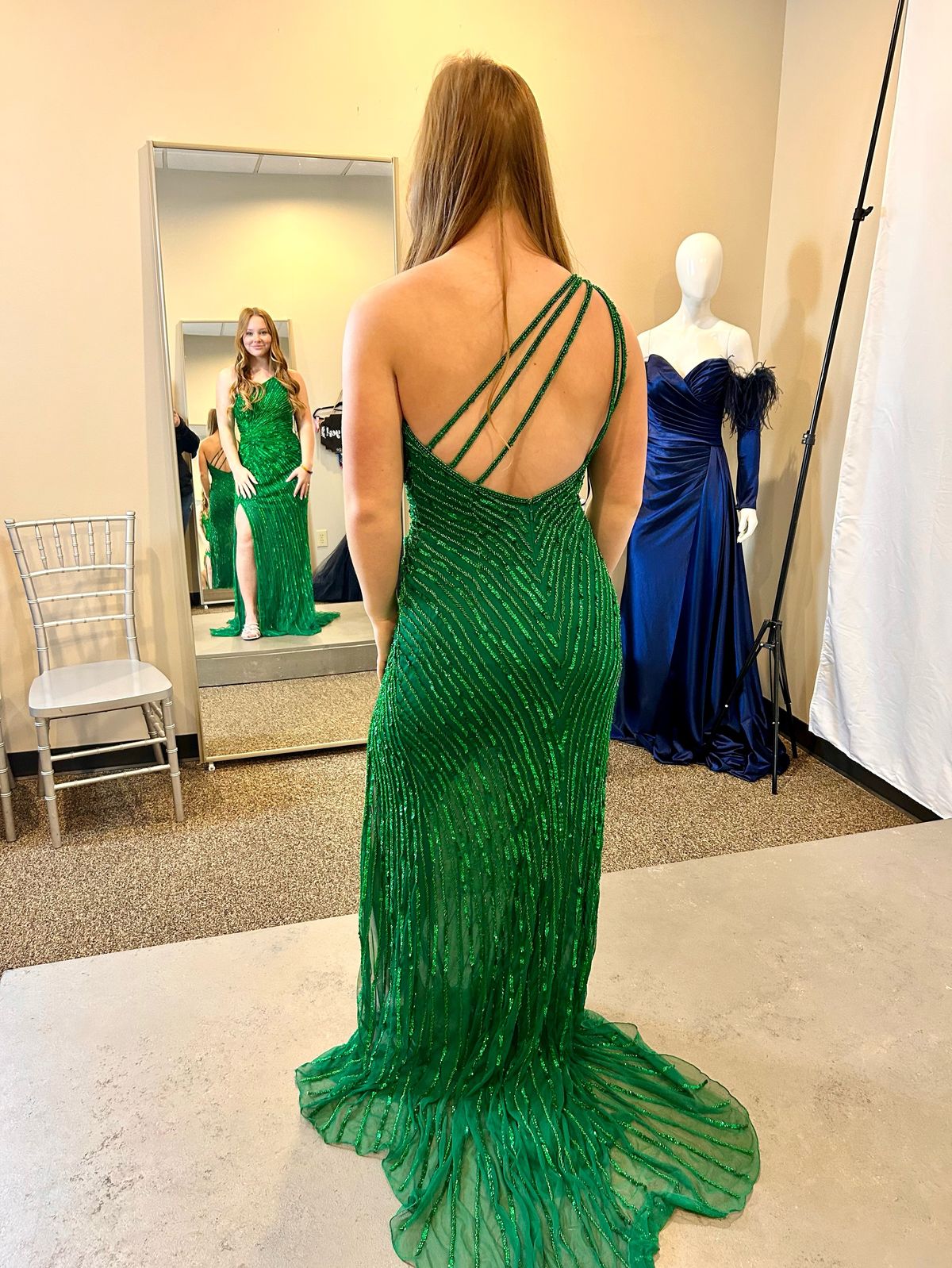 Style 54893 Sherri Hill Size 4 Prom One Shoulder Emerald Green Side Slit Dress on Queenly