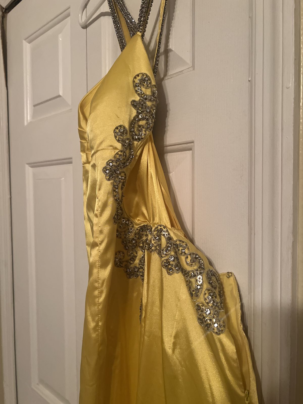 Size 14 Prom Yellow Ball Gown on Queenly
