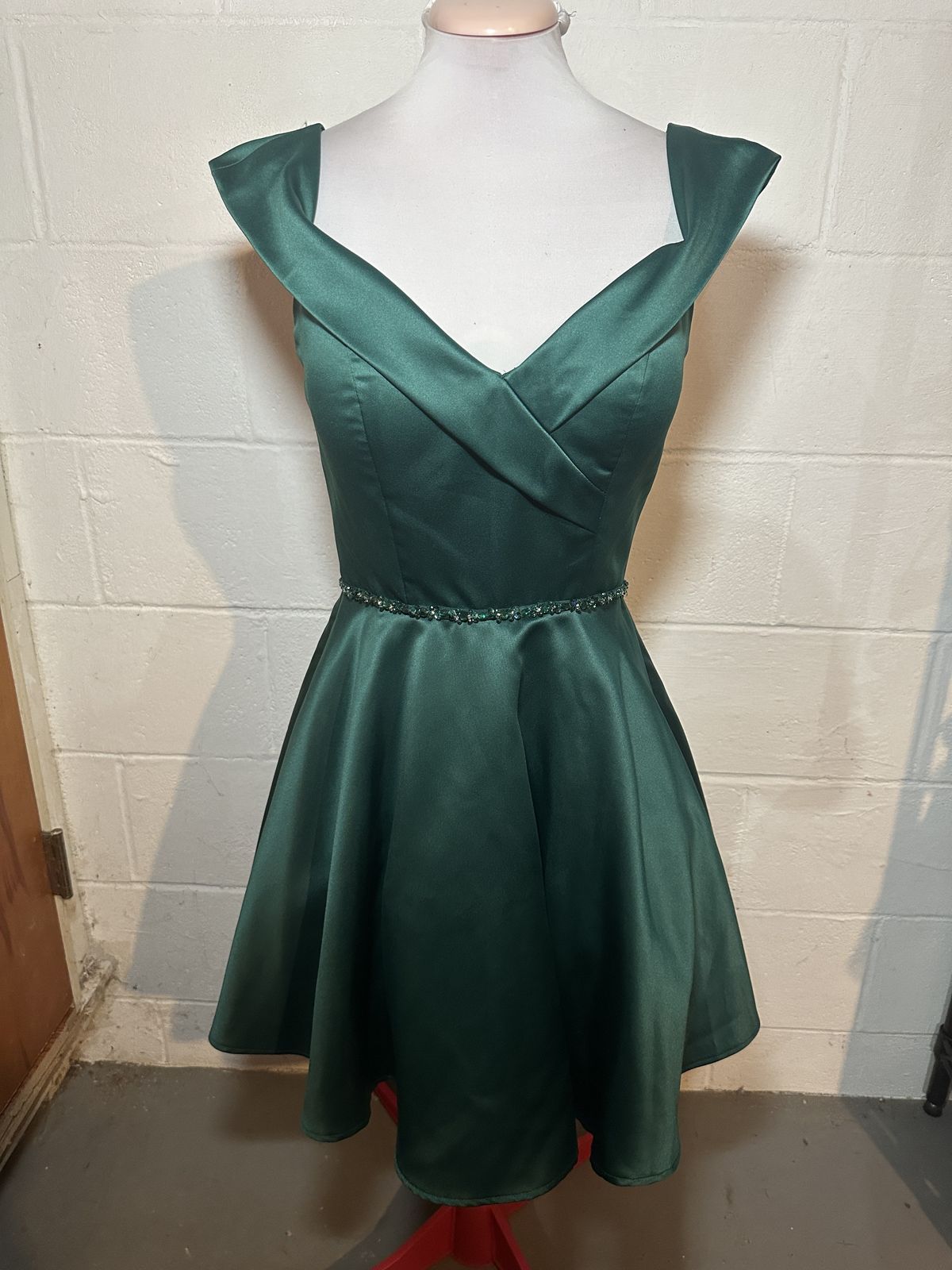 MoriLee Size 6 Prom Off The Shoulder Emerald Green Cocktail Dress on Queenly
