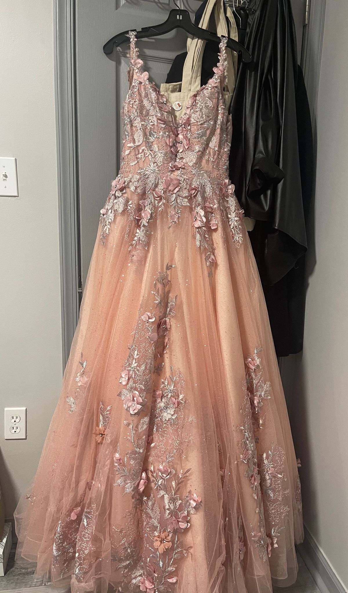 Ellie Wilde Size 4 Prom Plunge Floral Pink Ball Gown on Queenly