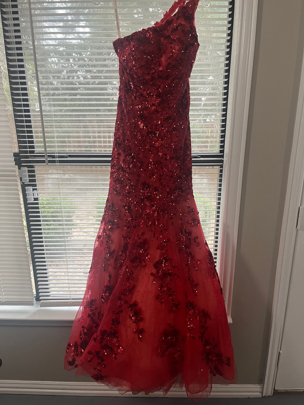 Size 6 Prom One Shoulder Red Mermaid Dress on Queenly