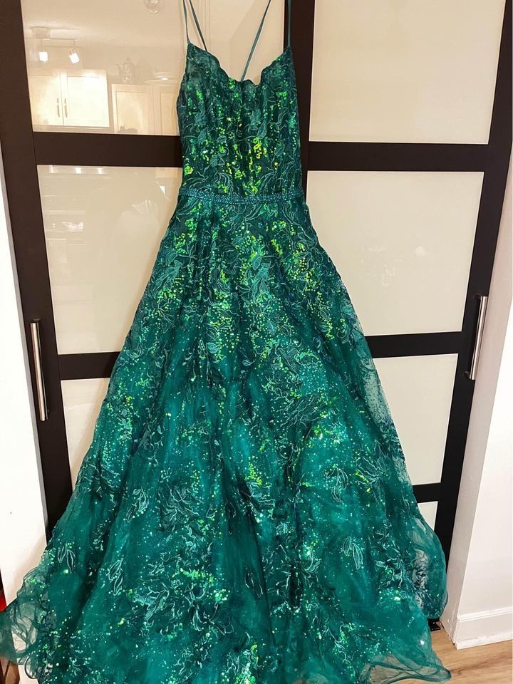 Ellie Wilde Size 12 Emerald Green Ball Gown on Queenly