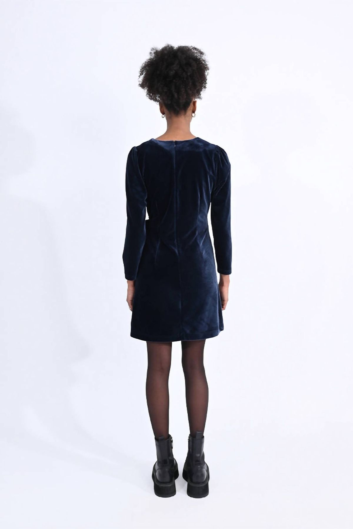 Style 1-4155527860-2901 MOLLY BRACKEN Size M Long Sleeve Velvet Navy Blue Cocktail Dress on Queenly