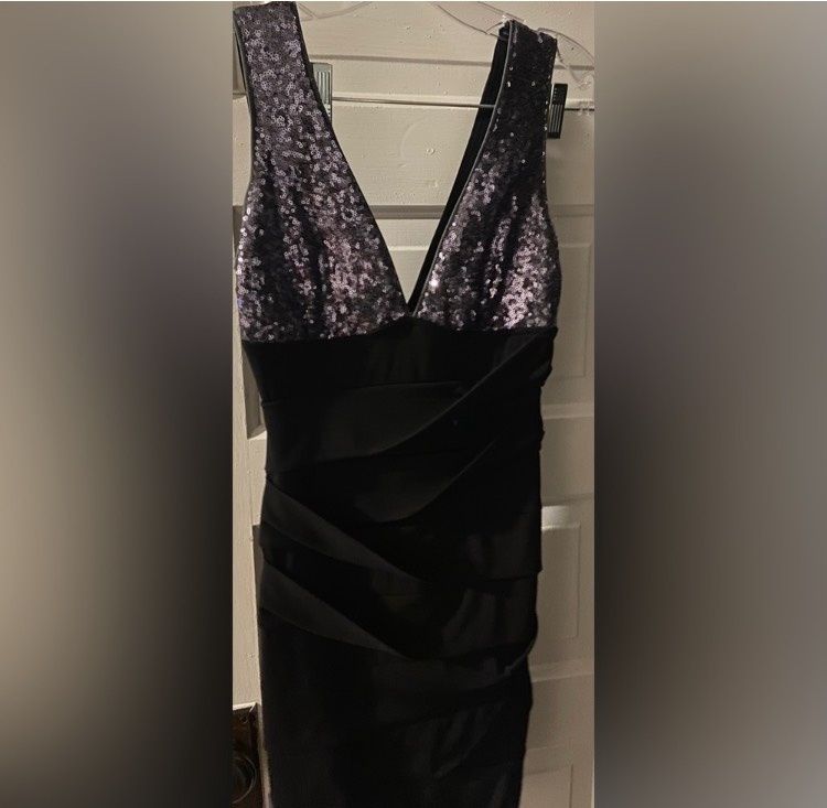 Size S Prom Plunge Black Cocktail Dress on Queenly