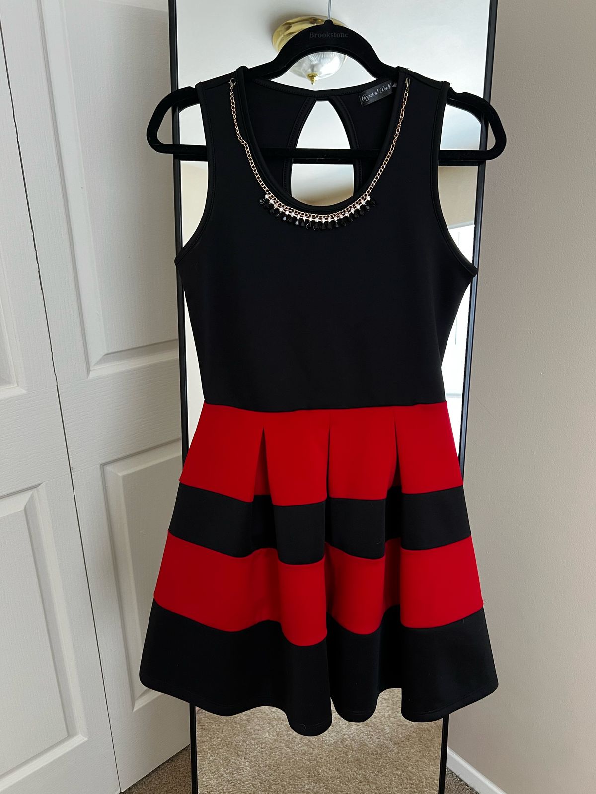 Size M Black Cocktail Dress on Queenly
