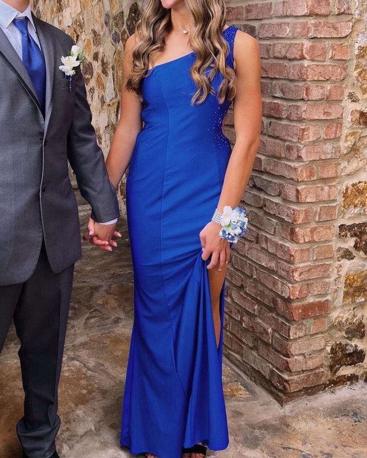 So Sweet Botique Size 4 Prom One Shoulder Royal Blue A-line Dress on Queenly