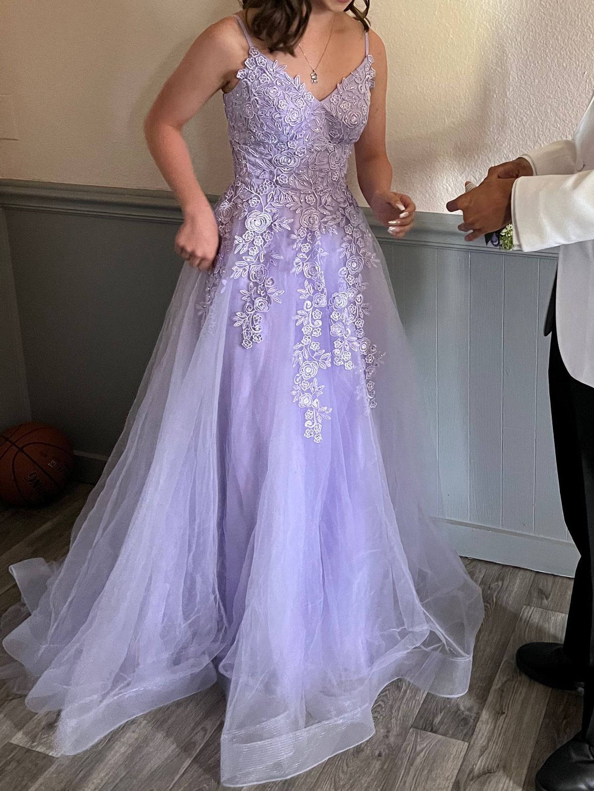 Stacees Size 0 Prom Plunge Lace Light Purple Dress With Train on Queenly