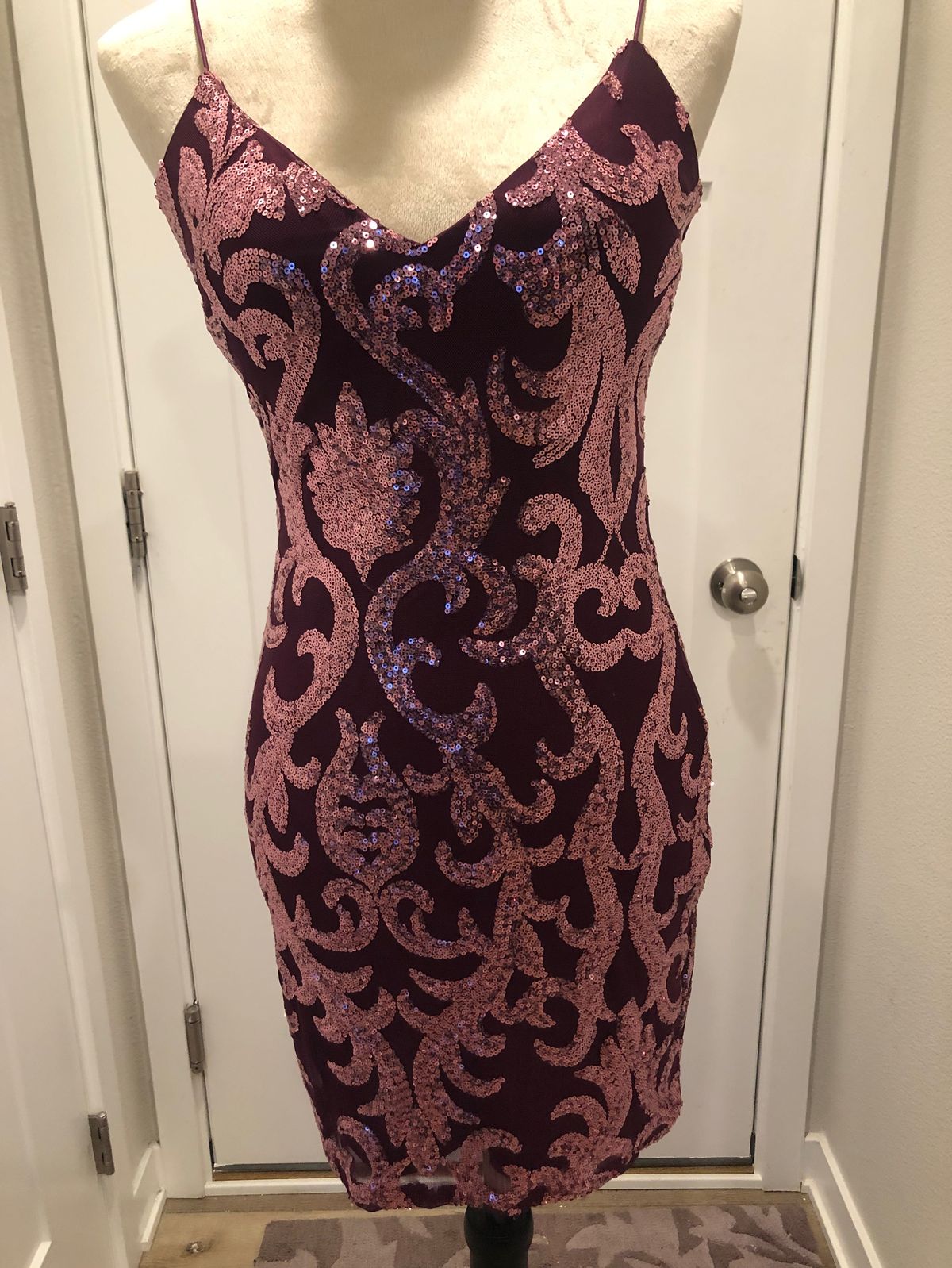 Windsor Size M Plunge Red Cocktail Dress on Queenly