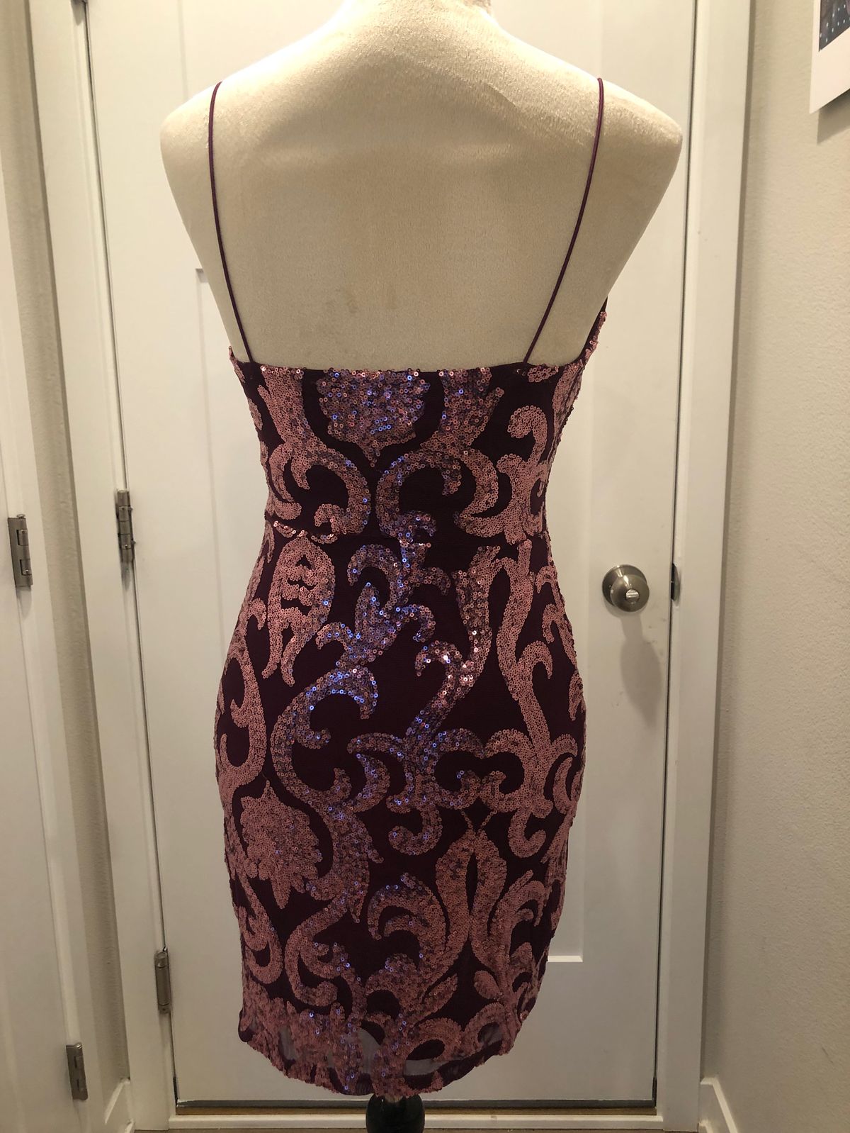Windsor Size M Plunge Red Cocktail Dress on Queenly