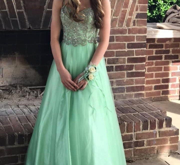 Size 0 Prom Plunge Sequined Green Ball Gown on Queenly