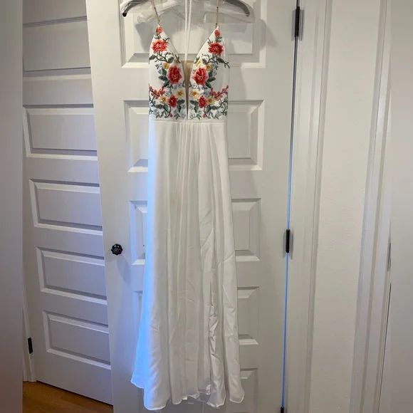 Style 10000 Faviana Size 0 Plunge Satin White A-line Dress on Queenly