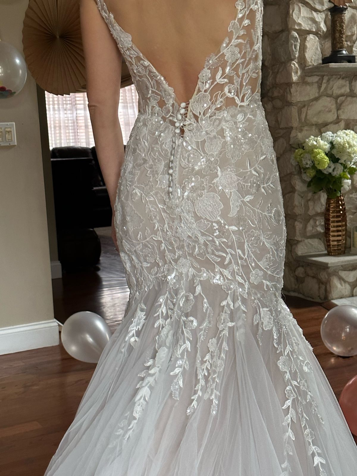 Size 6 Wedding Plunge White Mermaid Dress on Queenly