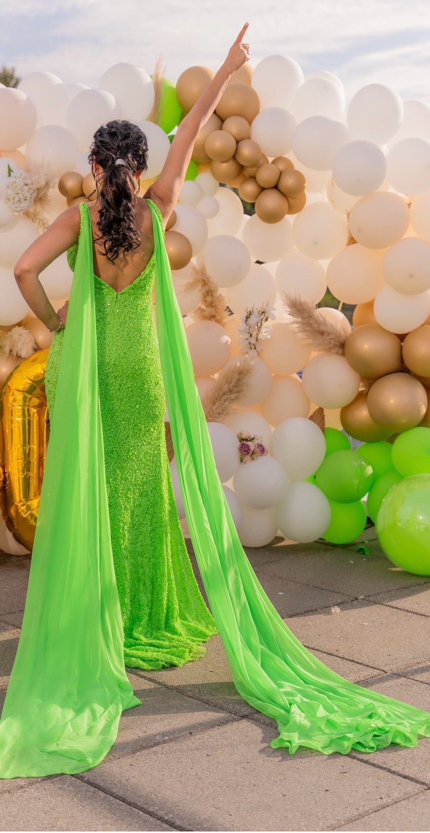 Style 54882 Sherri Hill Size S Prom Plunge Green Side Slit Dress on Queenly