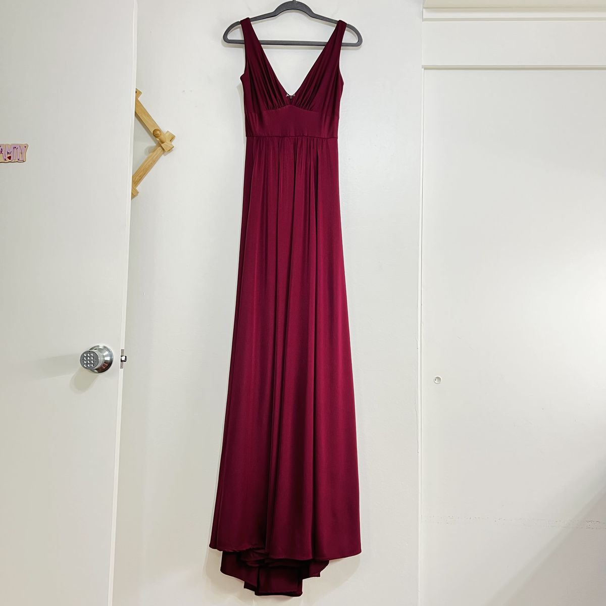 Style 28547 La Femme Size 6 Plunge Red Side Slit Dress on Queenly
