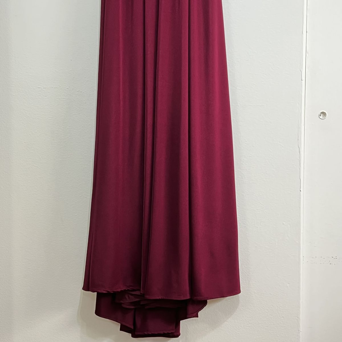 Style 28547 La Femme Size 6 Plunge Red Side Slit Dress on Queenly