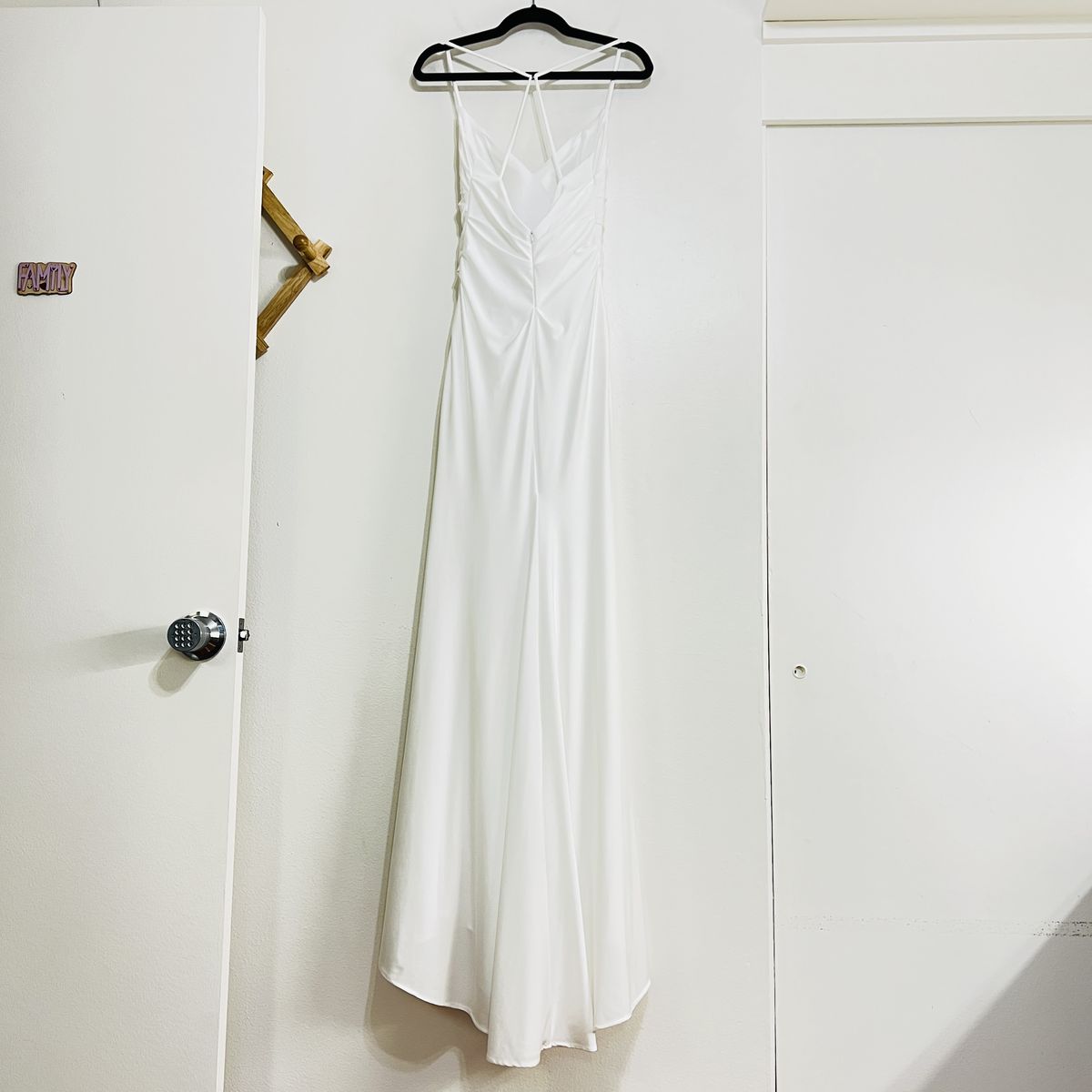 Style 28206 La Femme Size 6 White Side Slit Dress on Queenly