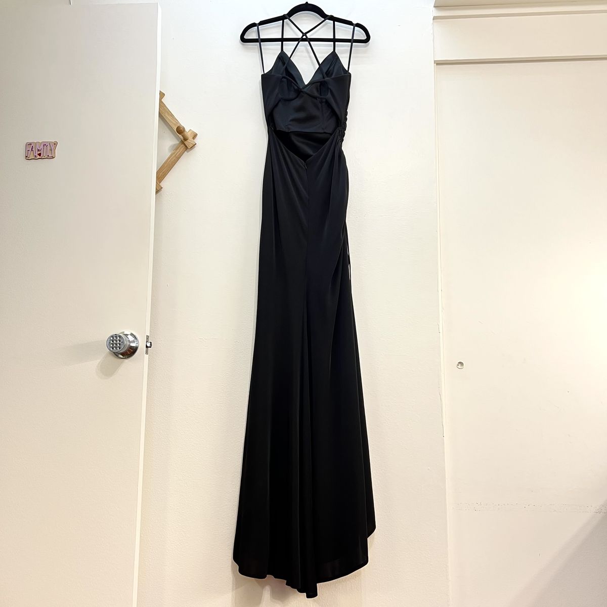 Style 29444 La Femme Size 2 Black Side Slit Dress on Queenly