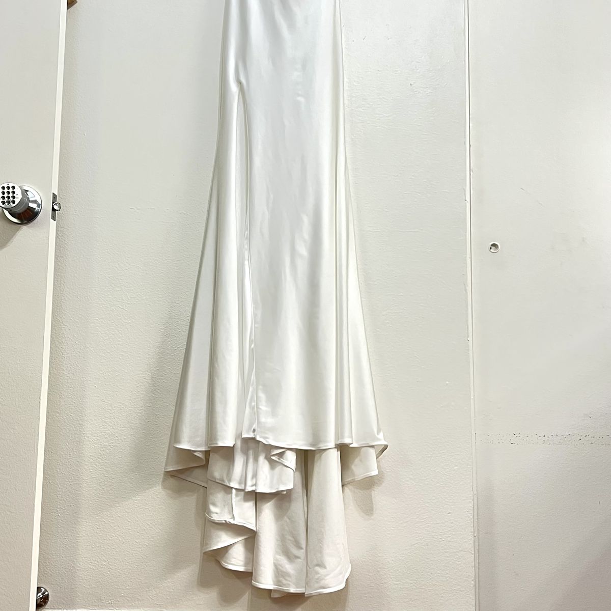 Style 28518 La Femme Size 6 White Side Slit Dress on Queenly