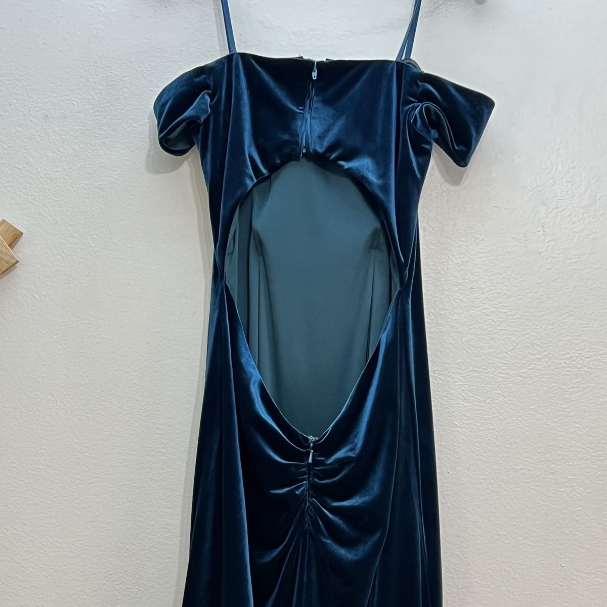 Style 24626 La Femme Size 4 Off The Shoulder Velvet Blue Floor Length Maxi on Queenly