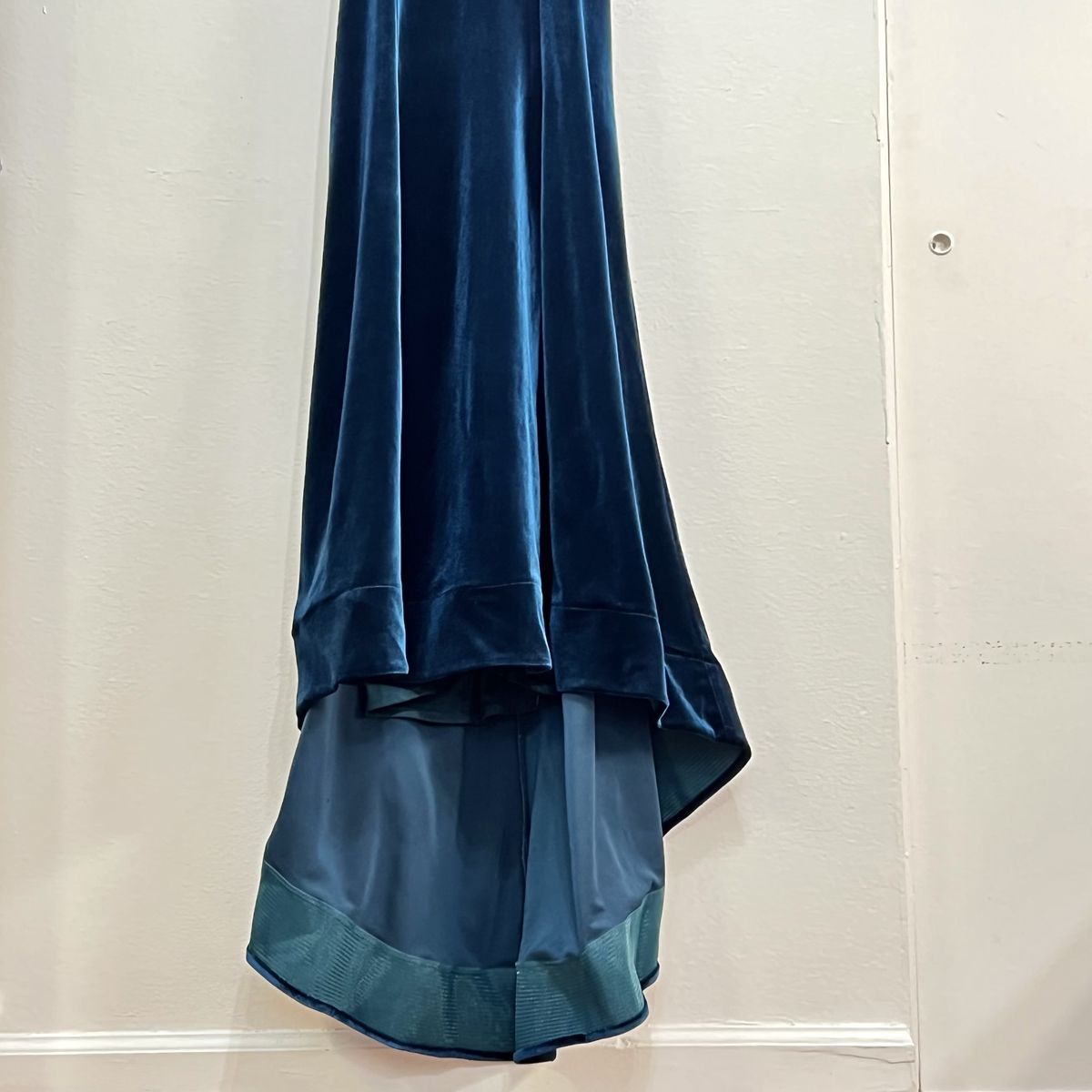 Style 24626 La Femme Size 8 Off The Shoulder Velvet Blue Floor Length Maxi on Queenly
