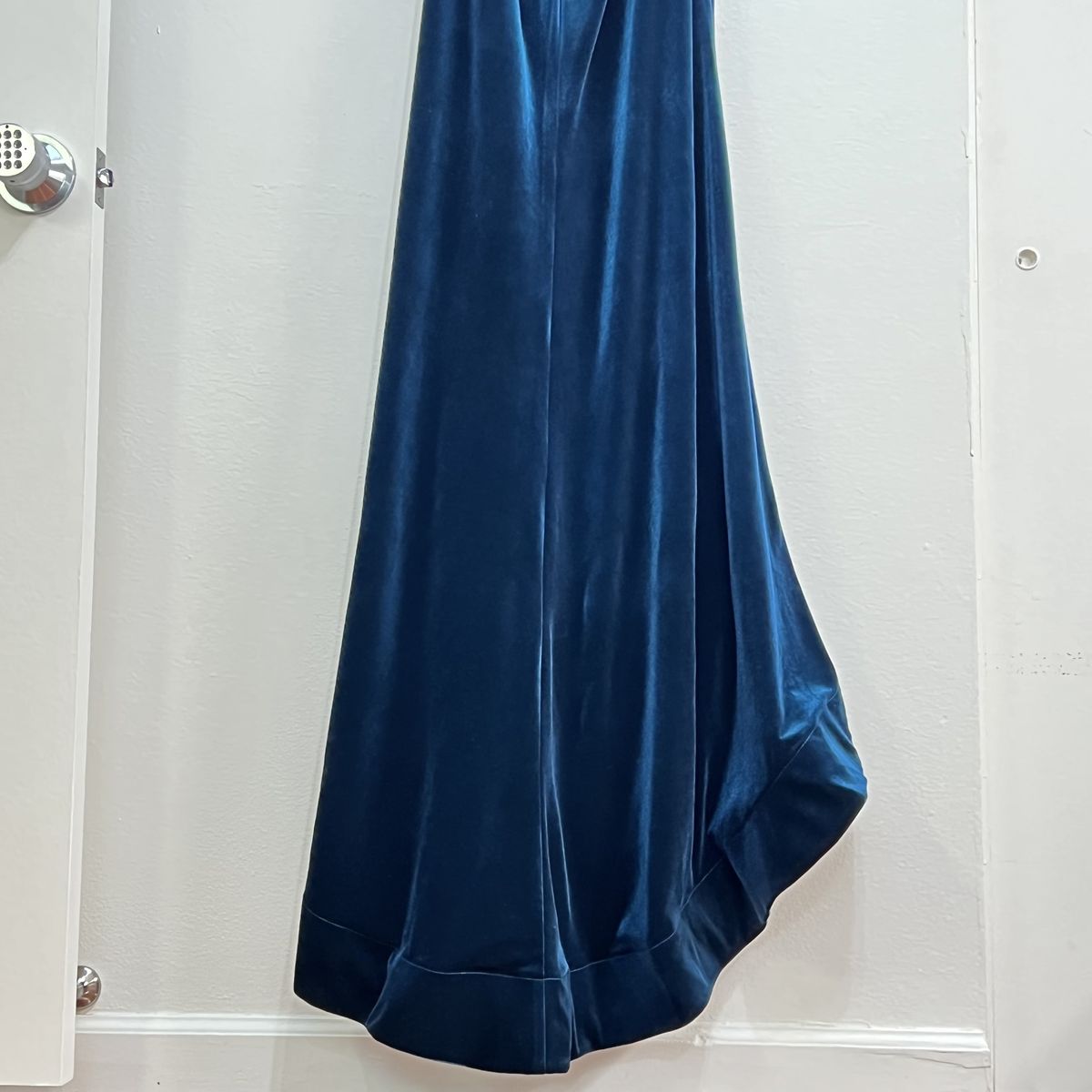 Style 24626 La Femme Size 8 Off The Shoulder Velvet Blue Floor Length Maxi on Queenly