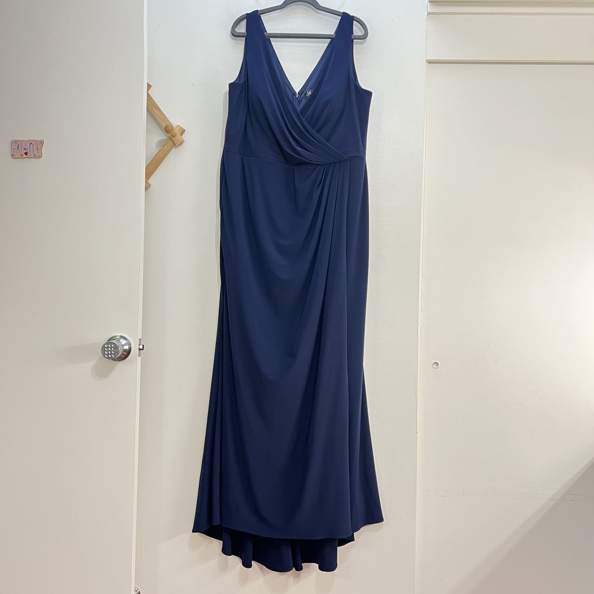 Style 28882 La Femme Plus Size 20 Prom Navy Blue Side Slit Dress on Queenly