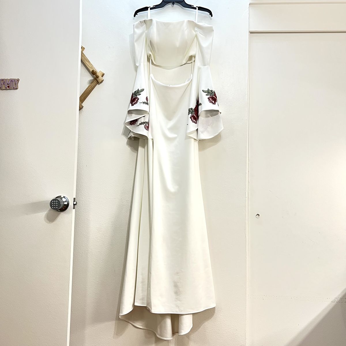 Style 25741 La Femme Size 6 Long Sleeve White Side Slit Dress on Queenly