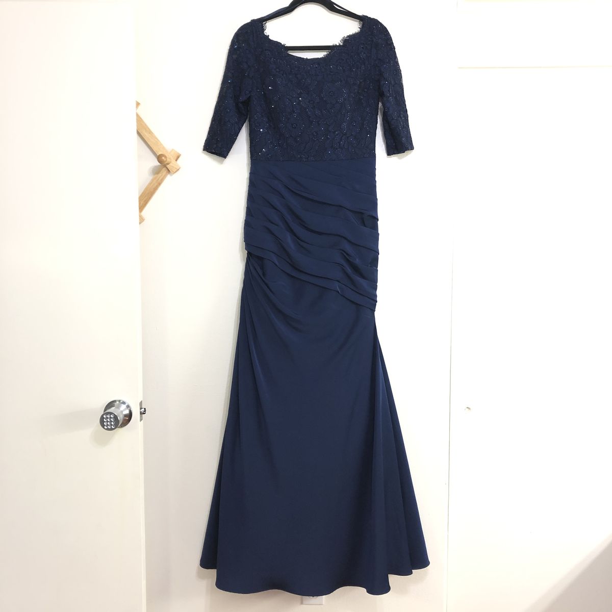 Style 24926 La Femme Size 8 Lace Navy Blue Floor Length Maxi on Queenly