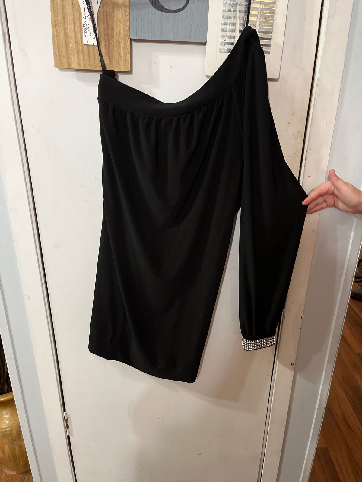 Size 6 Homecoming One Shoulder Black Cocktail Dress on Queenly