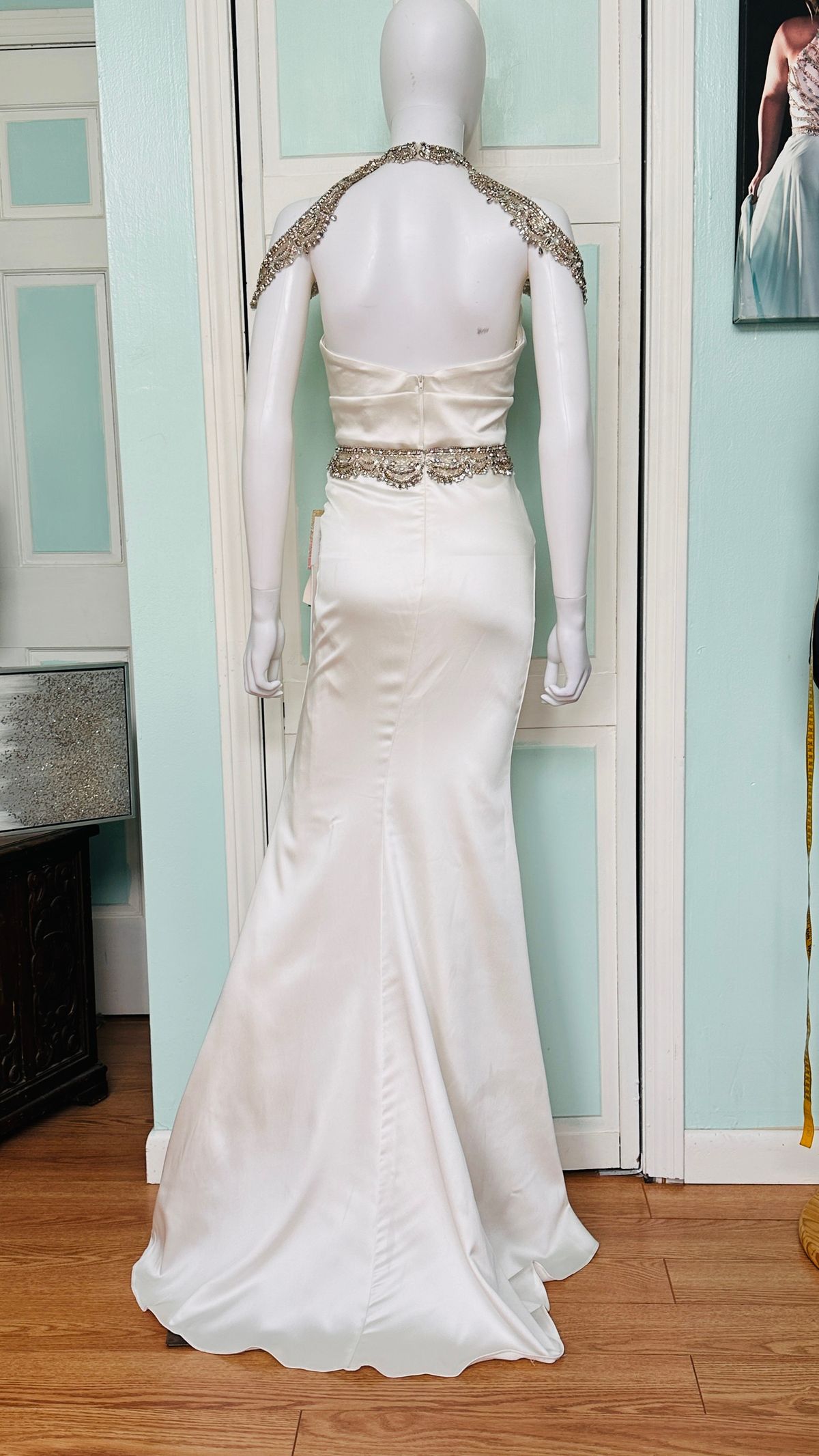Style 1950 Colors Size 0 Plunge White Mermaid Dress on Queenly