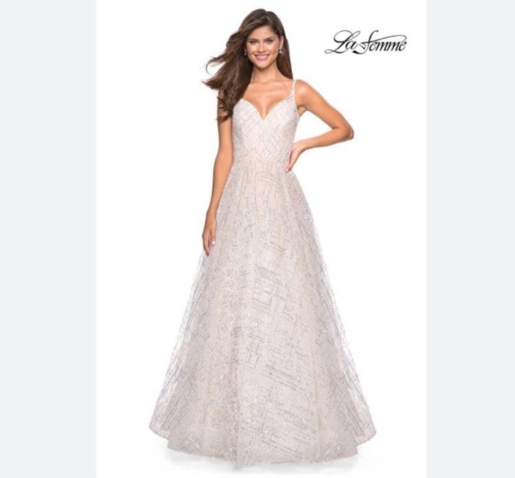 Style 27199 La Femme Size 00 White Ball Gown on Queenly