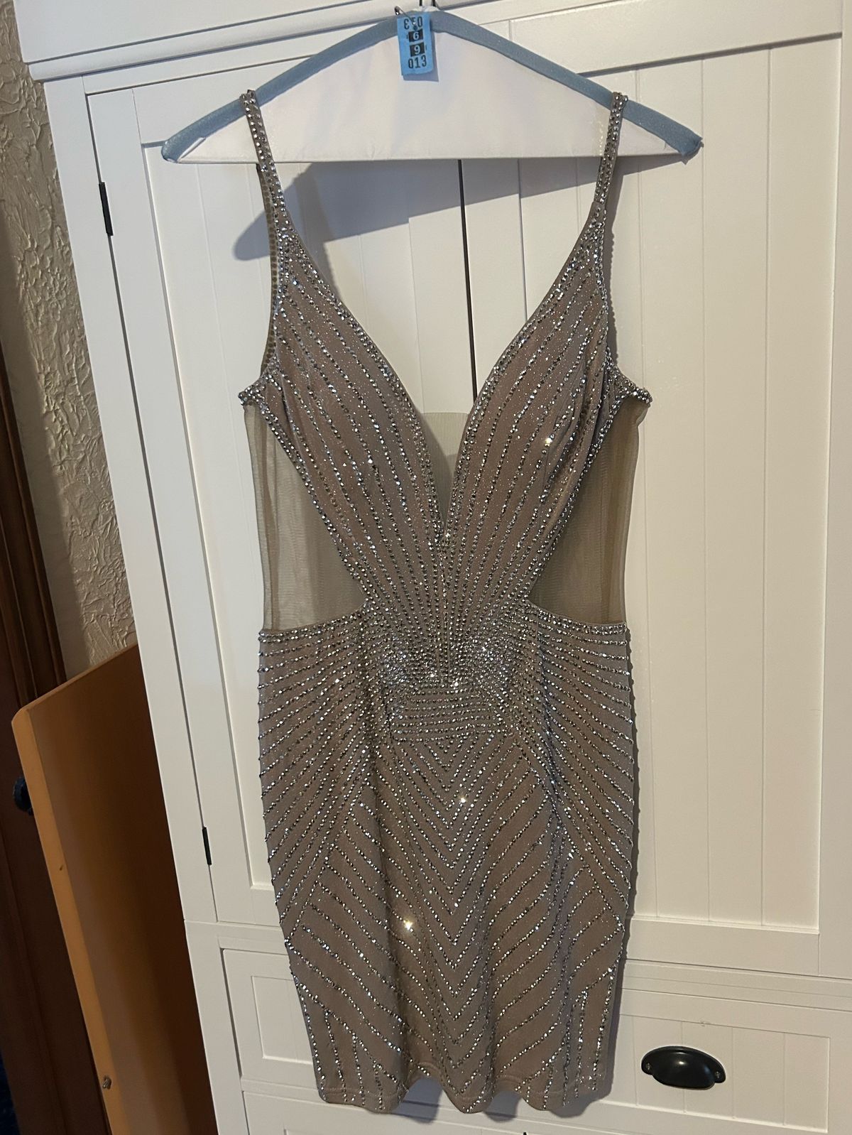 Johnathan Kayne Size 4 Homecoming Plunge Sequined Silver Cocktail Dress on Queenly