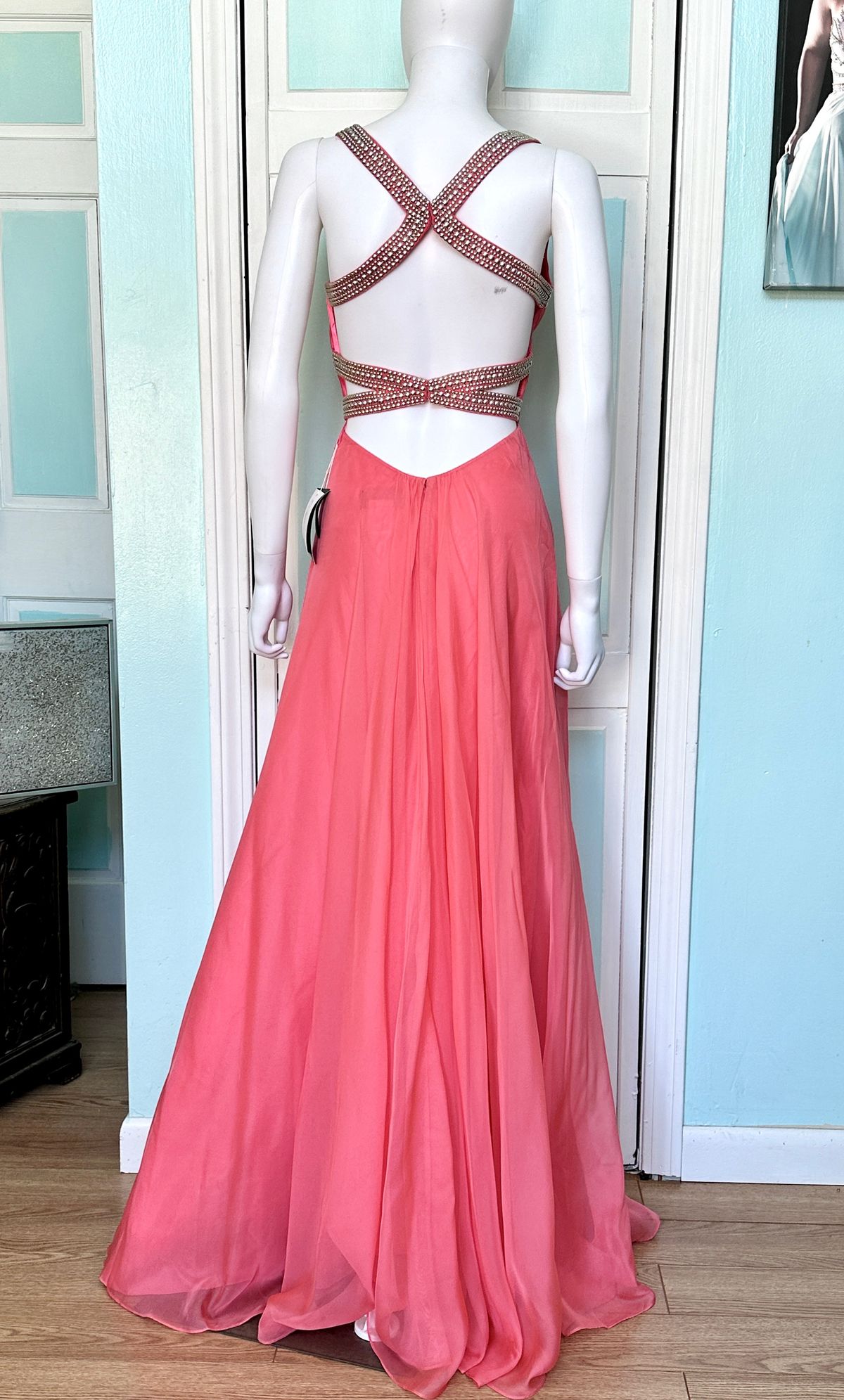 Style 18332 La Femme Size 4 Prom Plunge Coral A-line Dress on Queenly