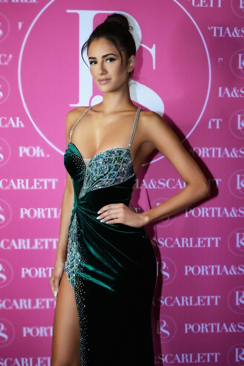 Style PS24502E Portia and Scarlett Size 6 Prom Emerald Green Side Slit Dress on Queenly