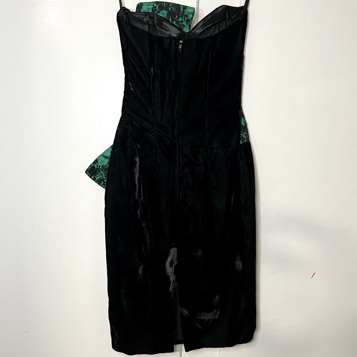 Jessica McClintock Size 2 Strapless Velvet Black Cocktail Dress on Queenly